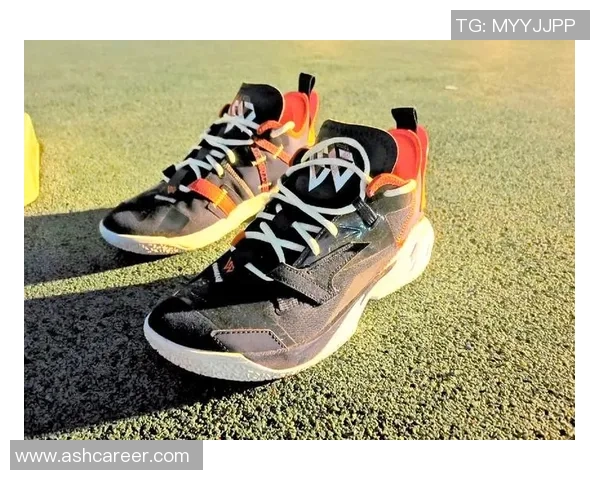 足球球星冬季比赛必备防寒手套舒适保暖兼具时尚运动风 足球球星冬季比赛必备防寒手套舒适保暖兼具时尚运动风